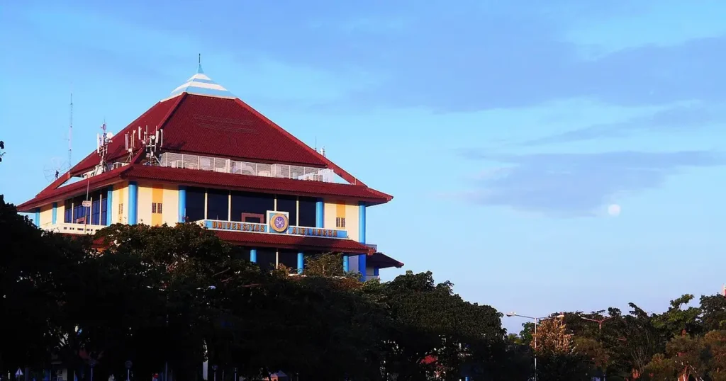 perguruan tinggi di surabaya