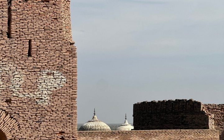 Benteng Derawar yang megah di padang pasir Cholistan, Punjab, Pakistan