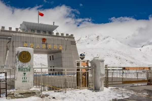 Gerbang tertinggi dunia Khunjerab Pass menghubungkan Pakistan dan Tiongkok di Karakoram Highway.