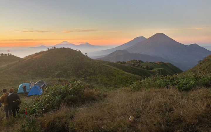 Keindahan alam Bukit Teletubbies Dieng di puncak Gunung Prau menjadi daya tarik utama bagi wisatawan dan pendaki. Sumber gambar: Porter Gunung Jateng