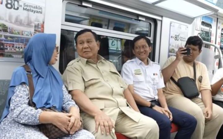 Presiden Prabowo Subianto tampak berbincang dengan penumpang saat menjajal perjalanan KRL dari Stasiun Manggarai menuju Tanah Abang. Sumber: YouTube/Sekretariat Presiden
