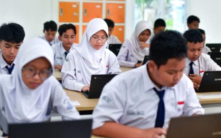 Siswa SMA di berbagai daerah mulai mempersiapkan diri menghadapi TKA 2025 sebagai ujian nasional baru yang menilai kemampuan berpikir kritis dan akademik mereka. Sumber gambar: Smeshub.co.id