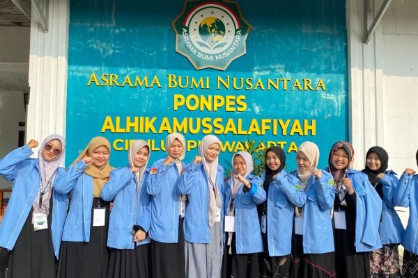 Peserta Pembibitan Calon Da'i/Da'iyah Muda (PCDM) 2025 dari berbagai provinsi, dari Aceh hingga Papua, berfoto bersama menunjukkan semangat persatuan dalam berdakwah